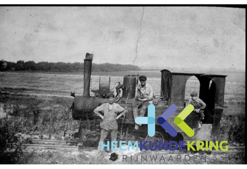 Locomotief van het merk Henschel & Co bouwjaar 1915 steenfabriek Daams Ca. 1930 staand Toon Janssen, zittend Koenders , in de kabine J.Buunen F00002195